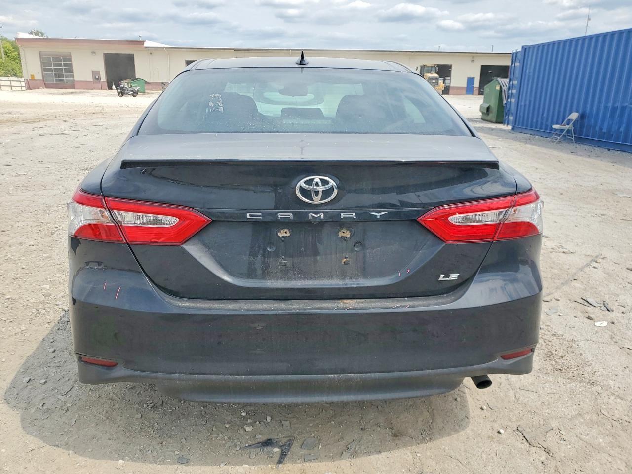 2020 Toyota Camry Le - Фото 6