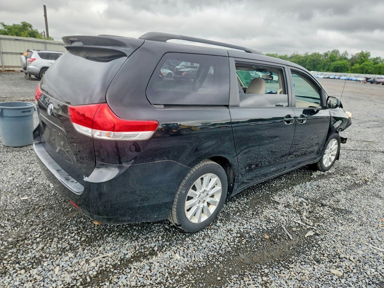 2012 Toyota Sienna Le - Image 3