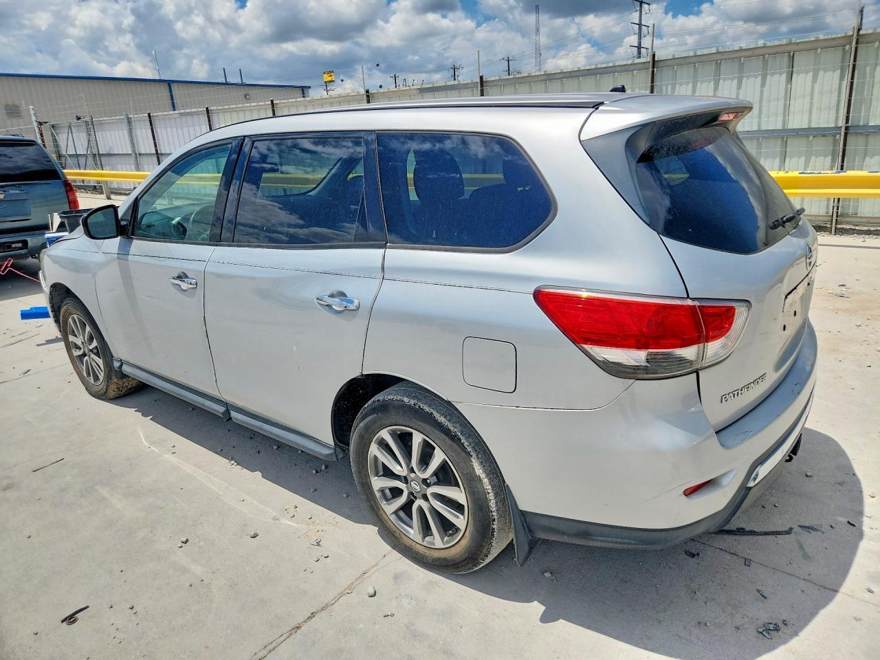 2014 Nissan Pathfinder S - Фото 2