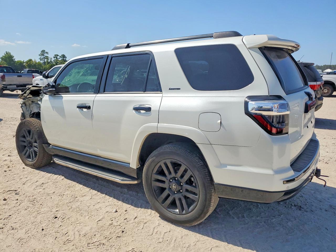 2020 Toyota 4Runner Nightshade Edition - Фото 2