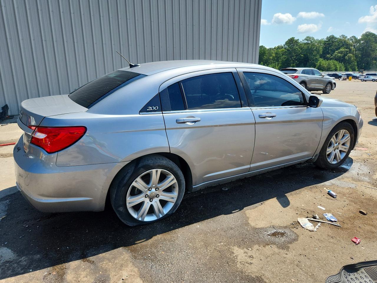2013 Chrysler 200 Touring - Фото 3