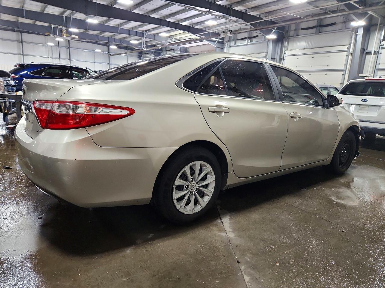 2016 Toyota Camry Le - Фото 3