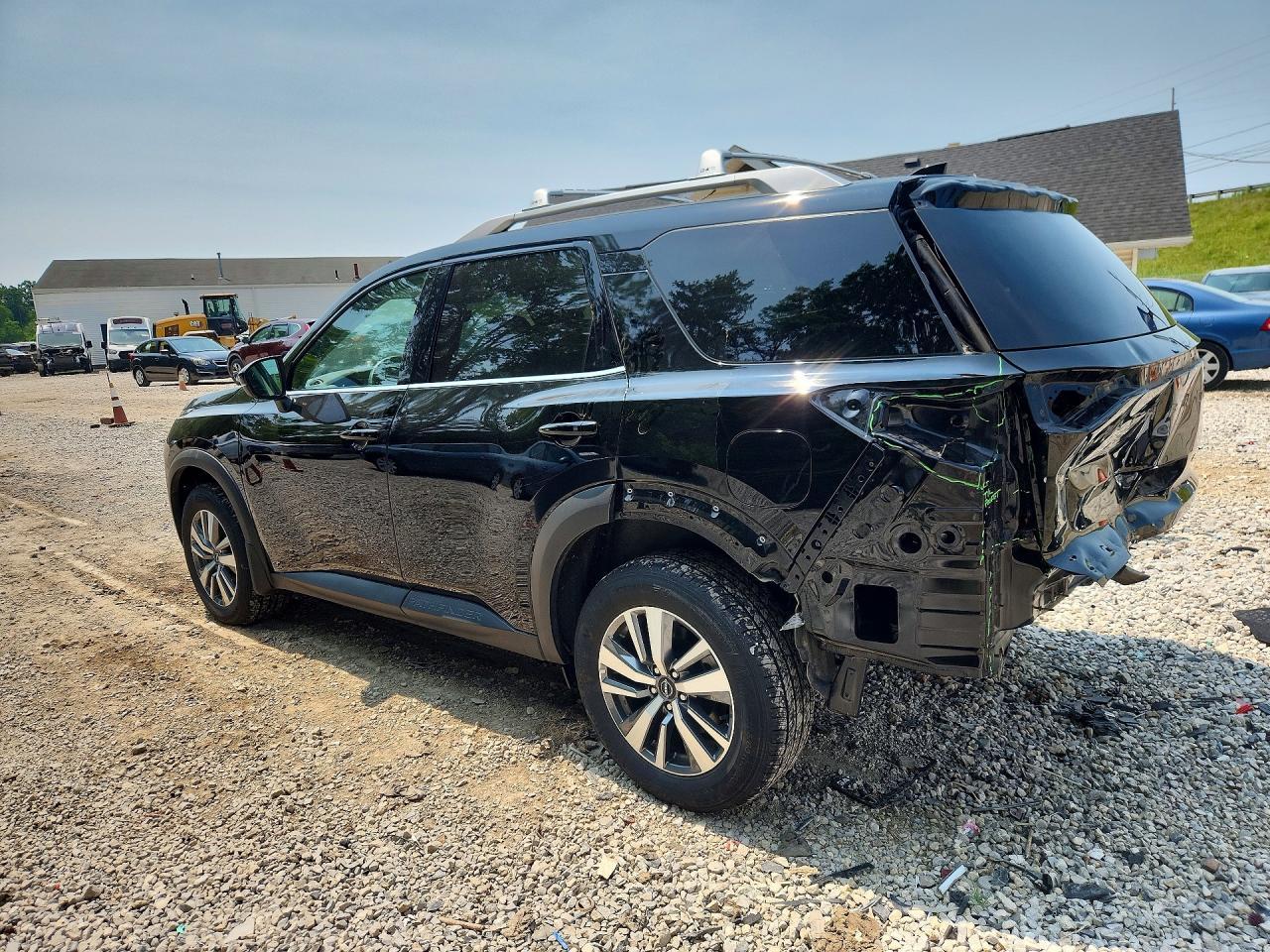 2024 Nissan Pathfinder Sl - Image 2