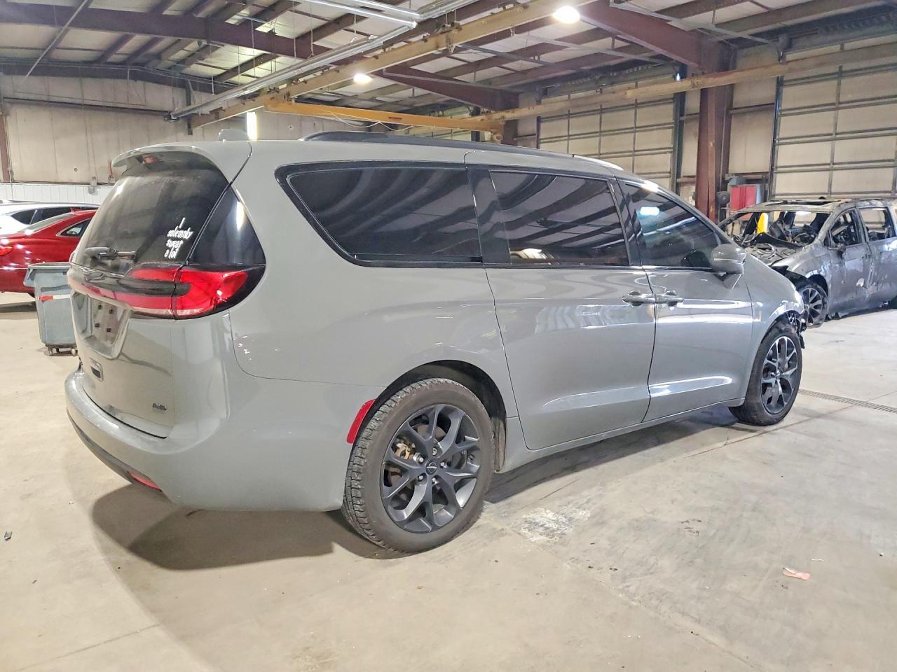2022 Chrysler Pacifica Touring L - Image 3