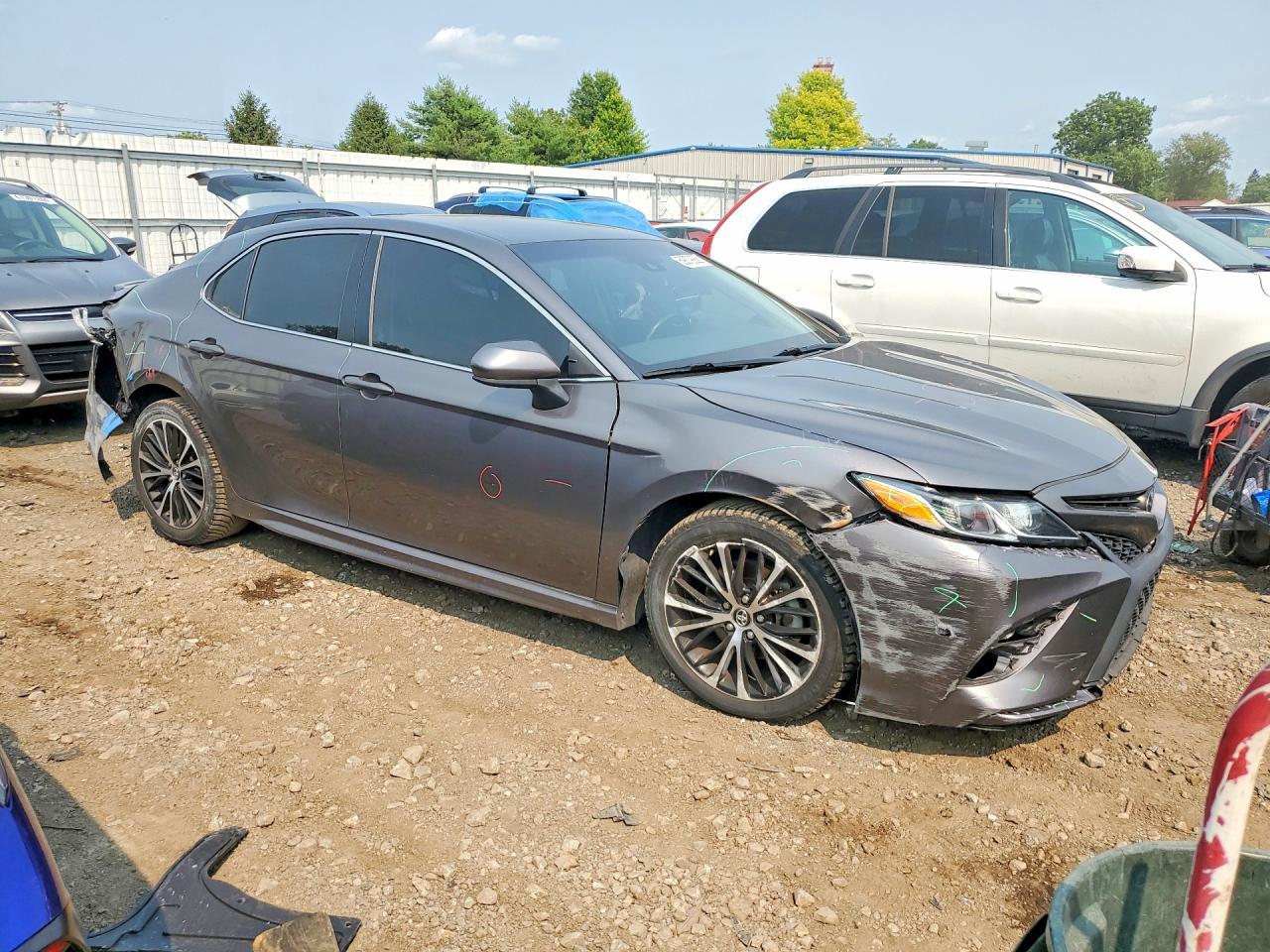 2020 Toyota Camry Se - Фото 4