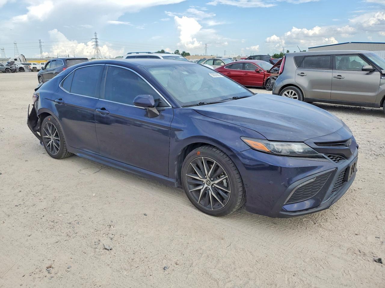 2022 Toyota Camry Se - Image 4