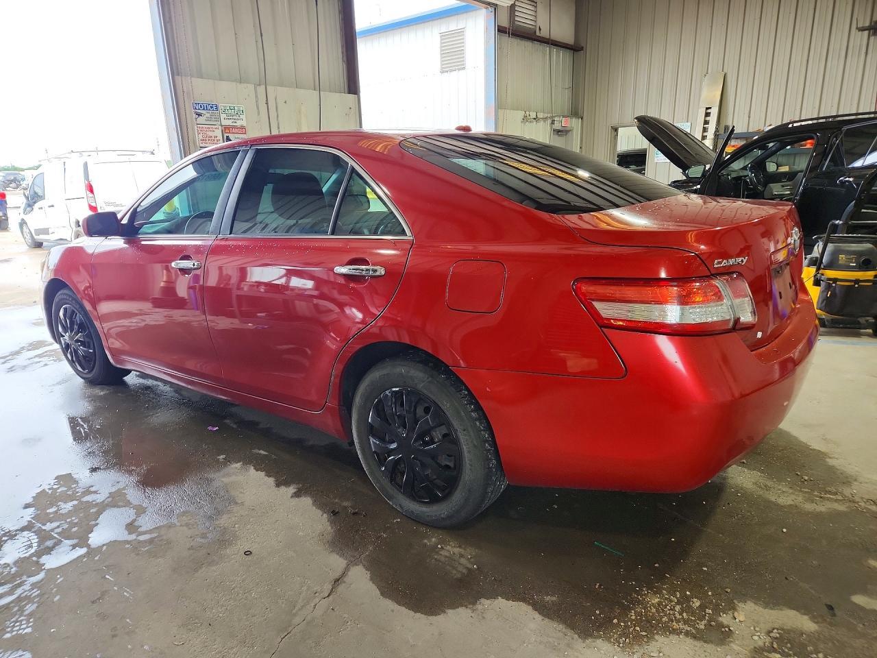 2010 Toyota Camry Le - Фото 2