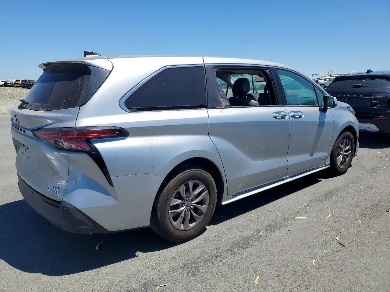 2021 Toyota Sienna Xle - Image 3