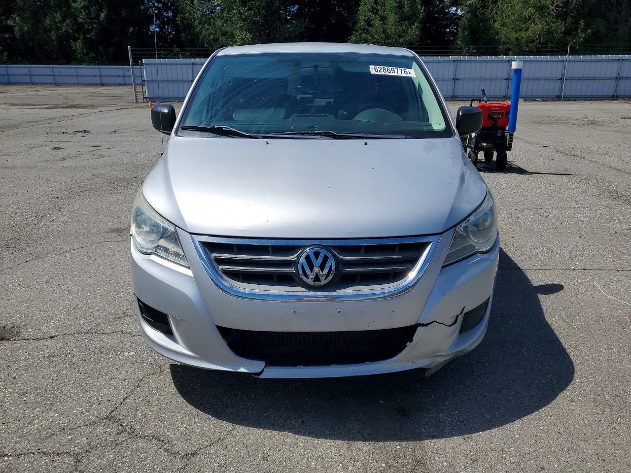 2011 Volkswagen Routan S - Image 5