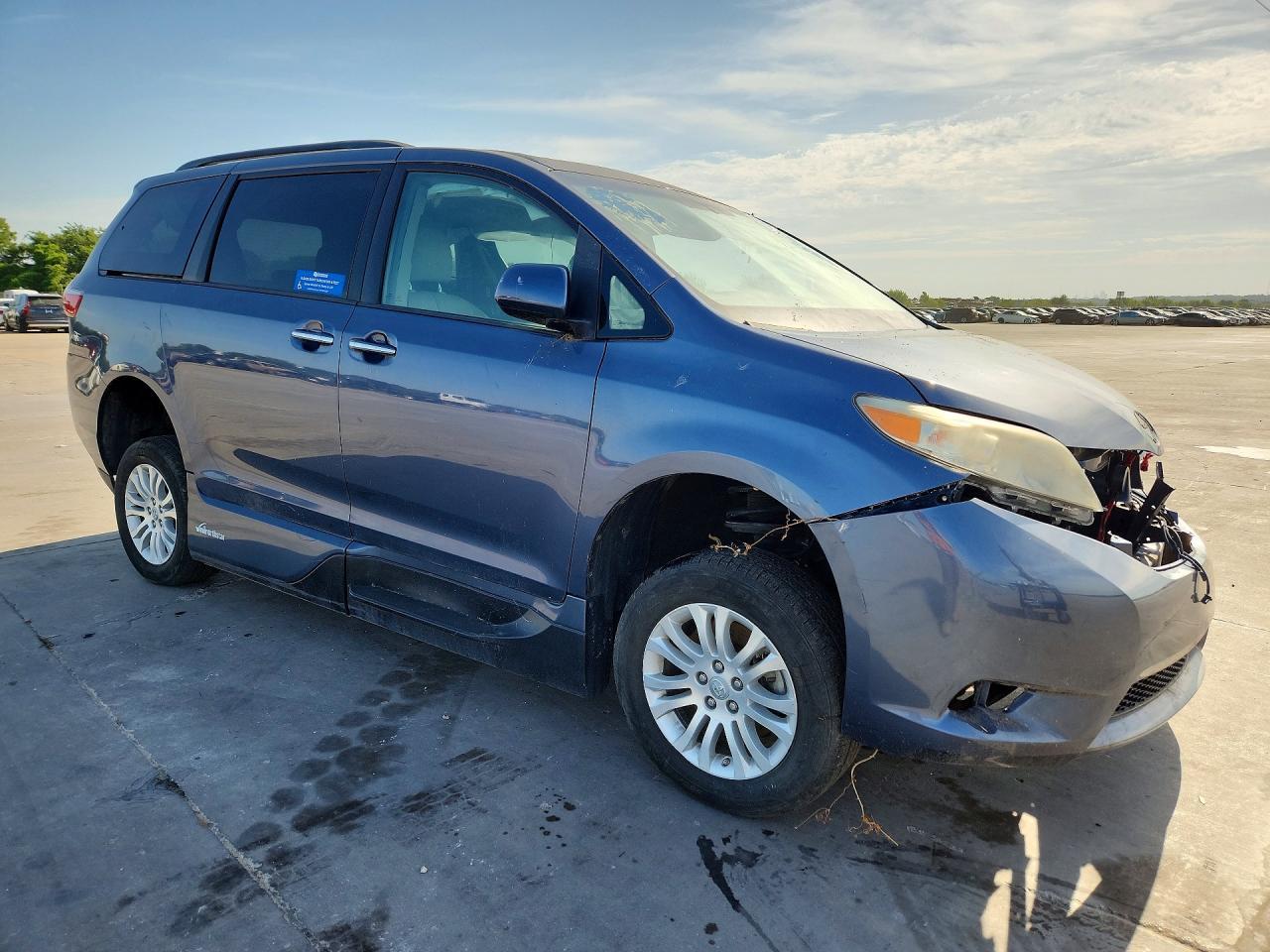 2017 Toyota Sienna Xle 8-Passenger - Фото 4