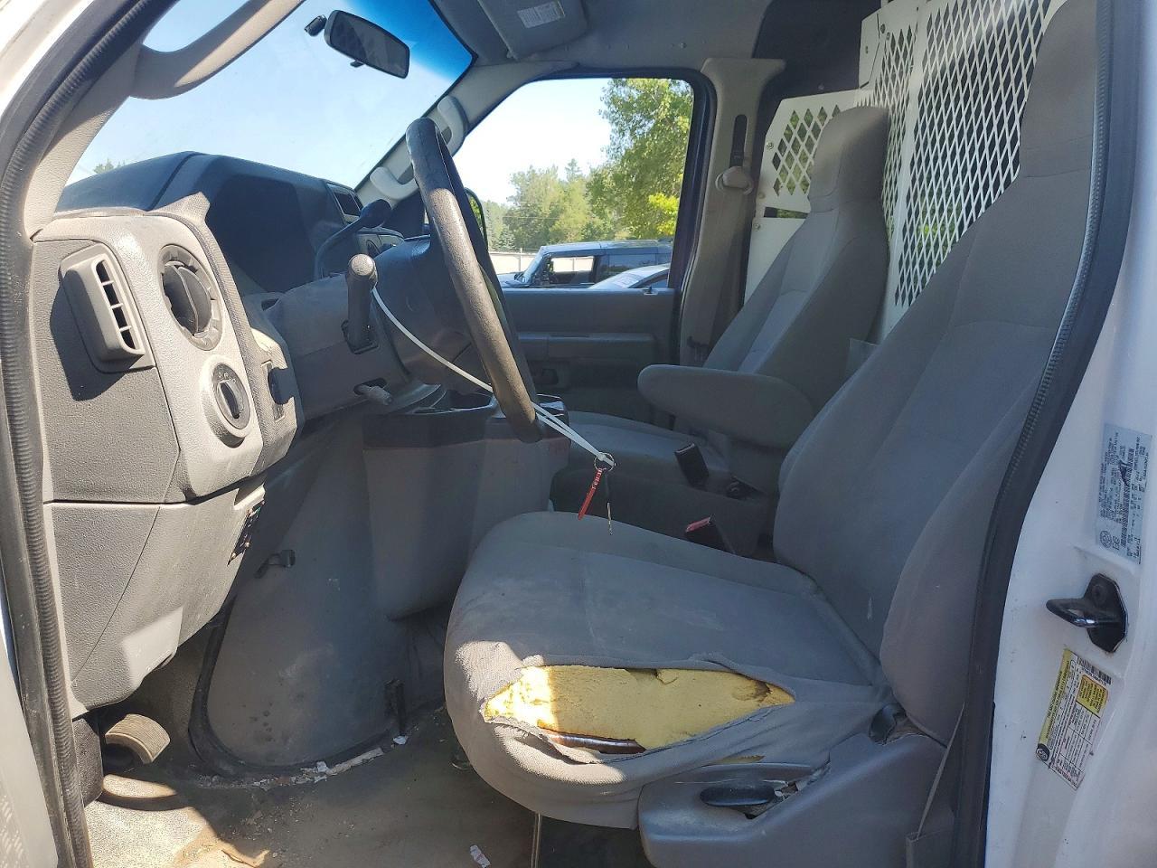 2010 Ford Econoline E250 Van - Фото 7