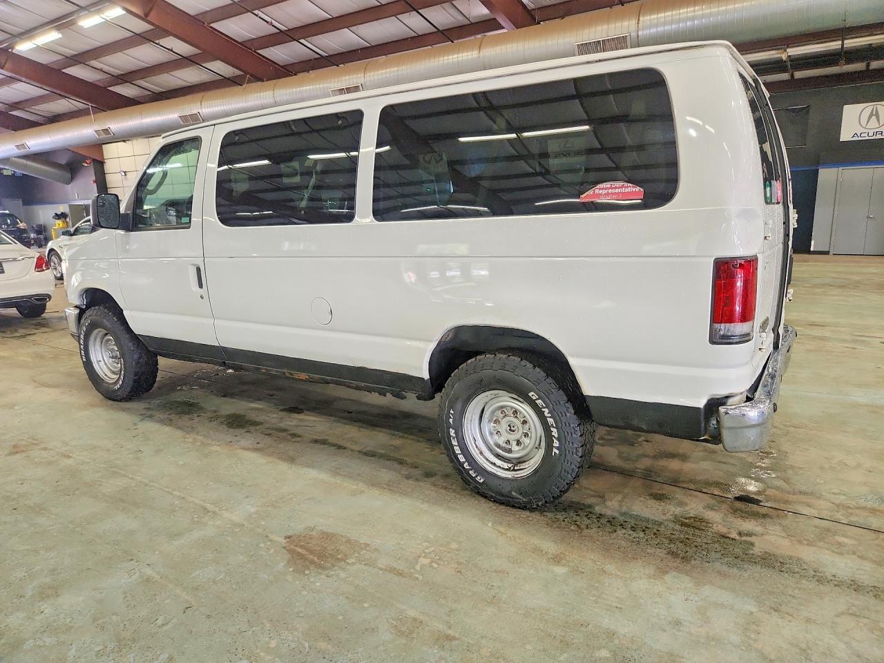 2011 Ford Econoline E350 Super Duty Wagon - Фото 2