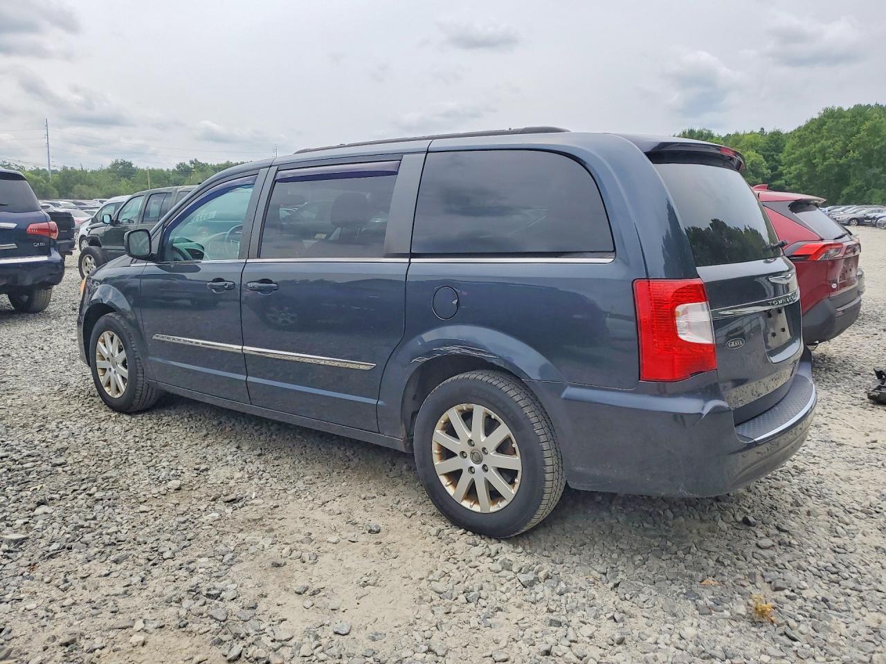 2013 Chrysler Town & Country Touring - Фото 2