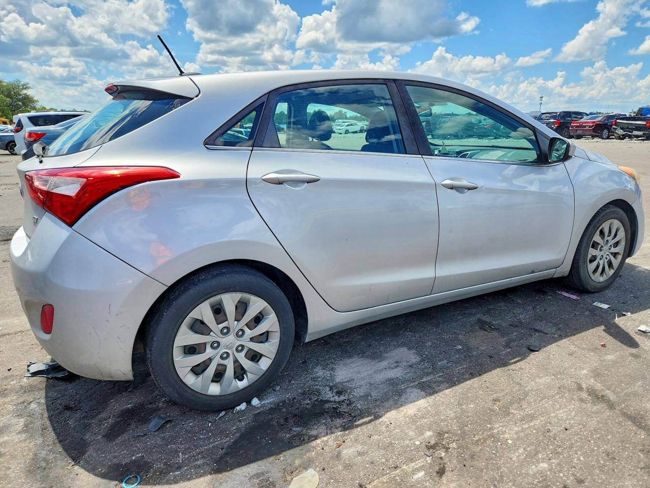 2017 Hyundai Elantra Gt Base - Фото 3