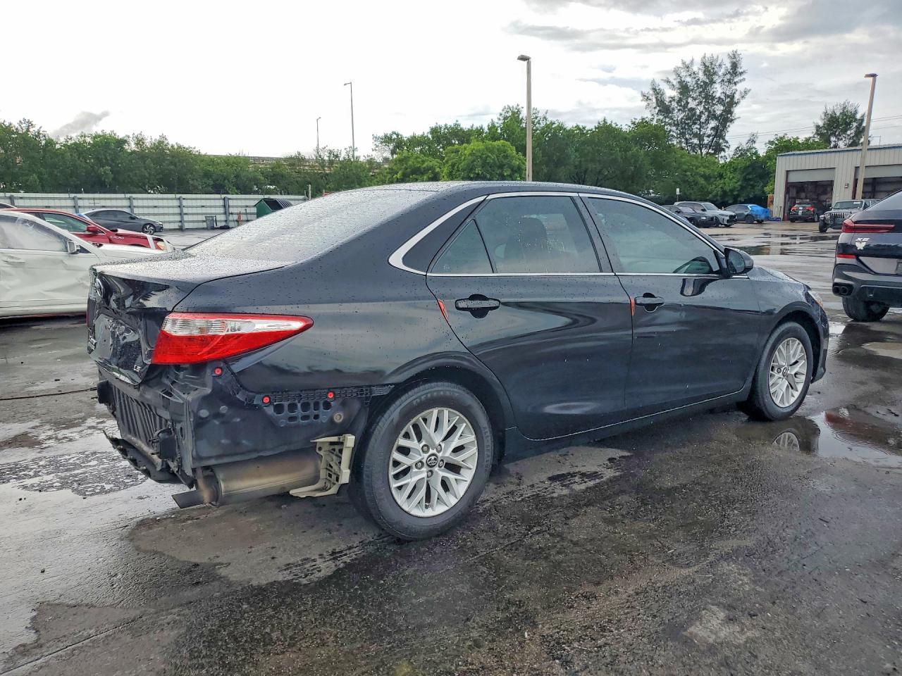 2016 Toyota Camry Le - Фото 3