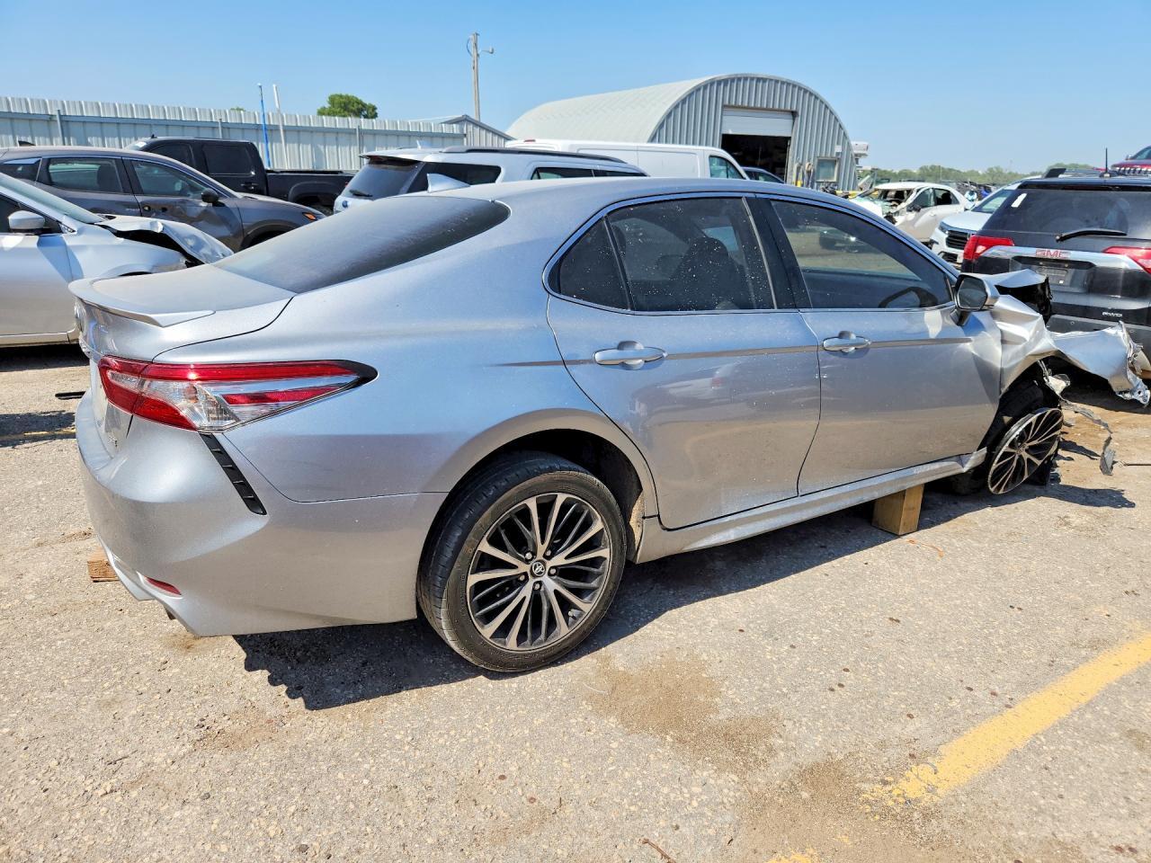 2019 Toyota Camry Se - Фото 3