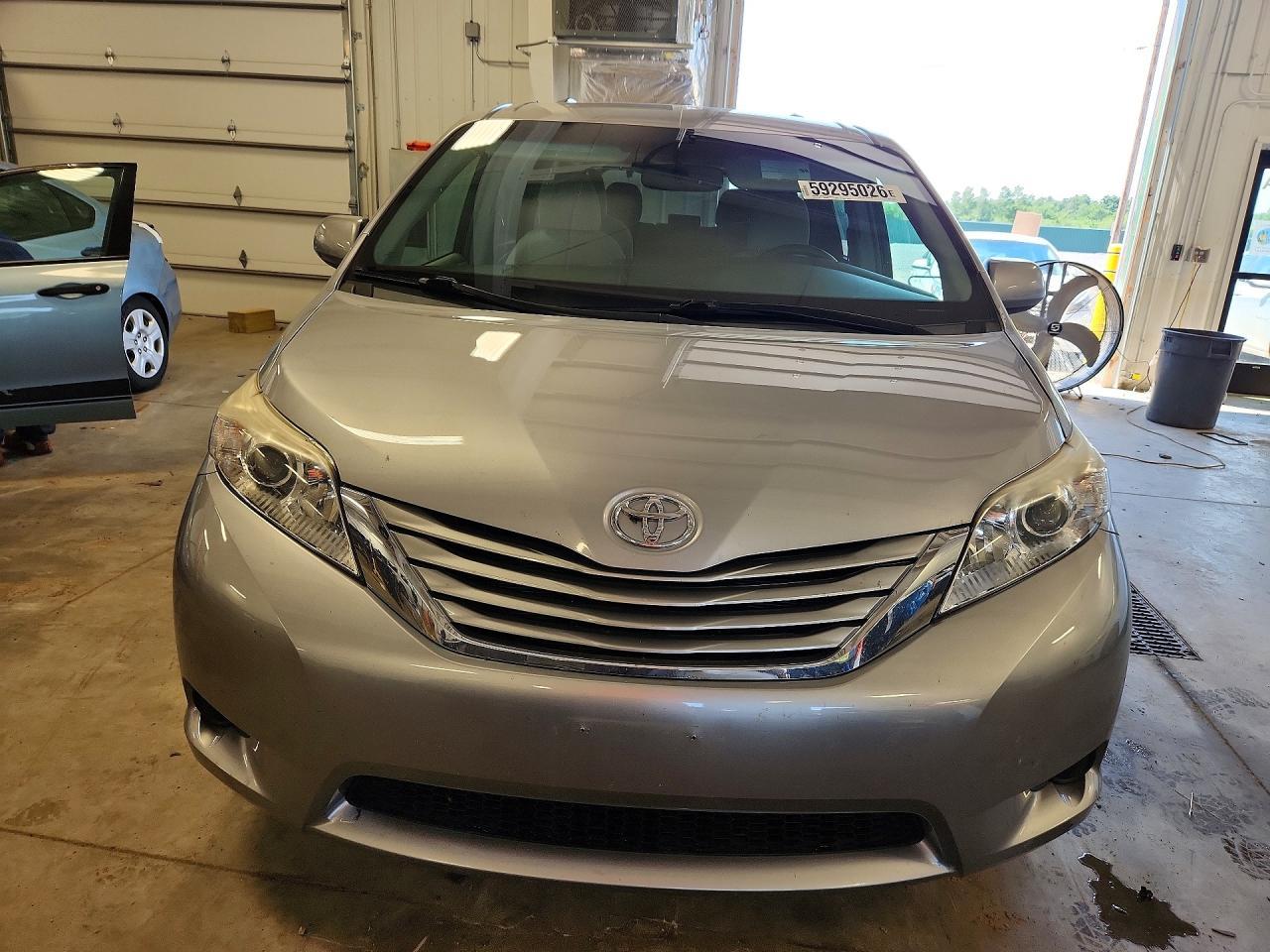 2017 Toyota Sienna Le - Image 5