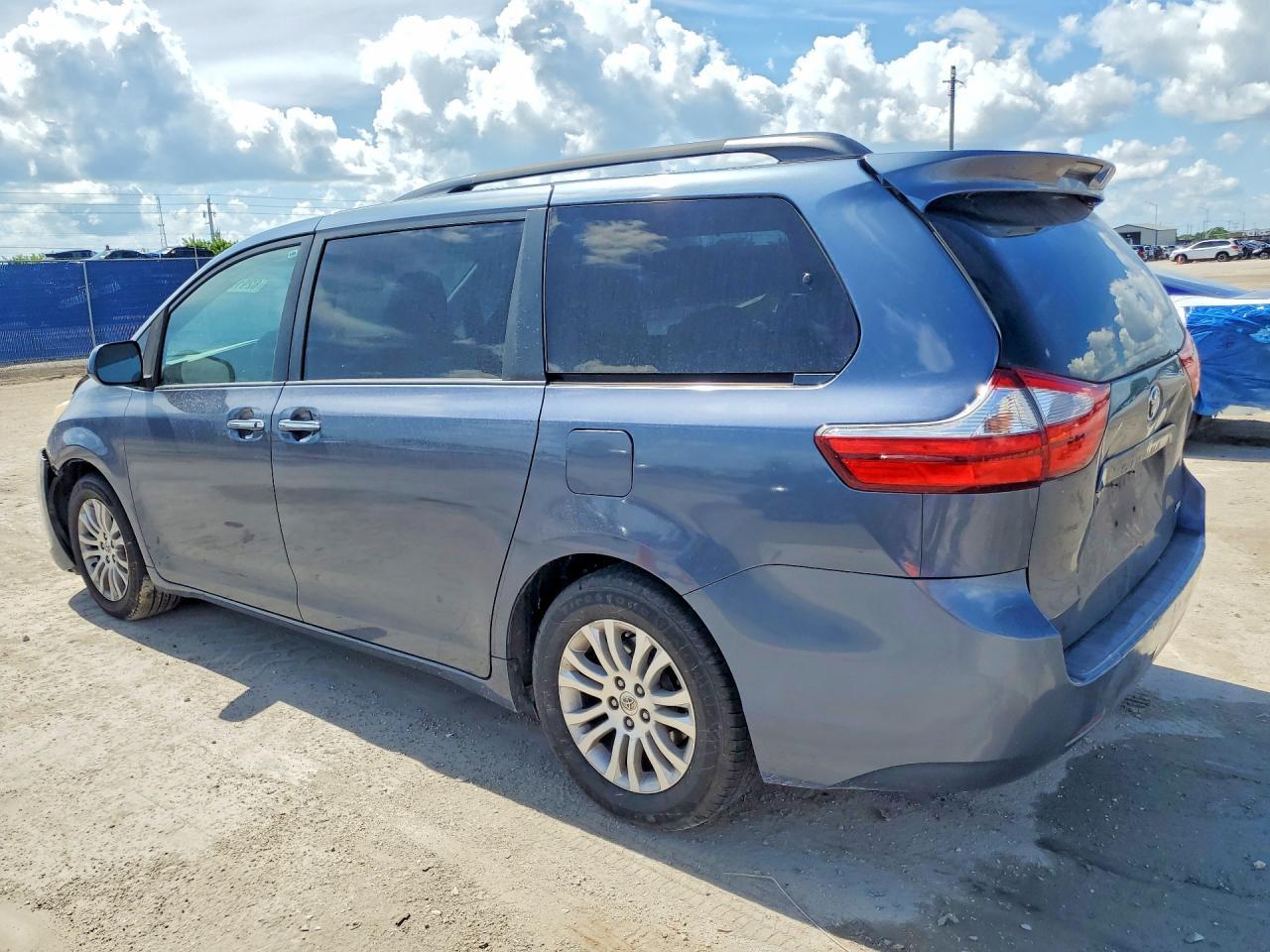 2015 Toyota Sienna Xle 8-Passenger - Image 2