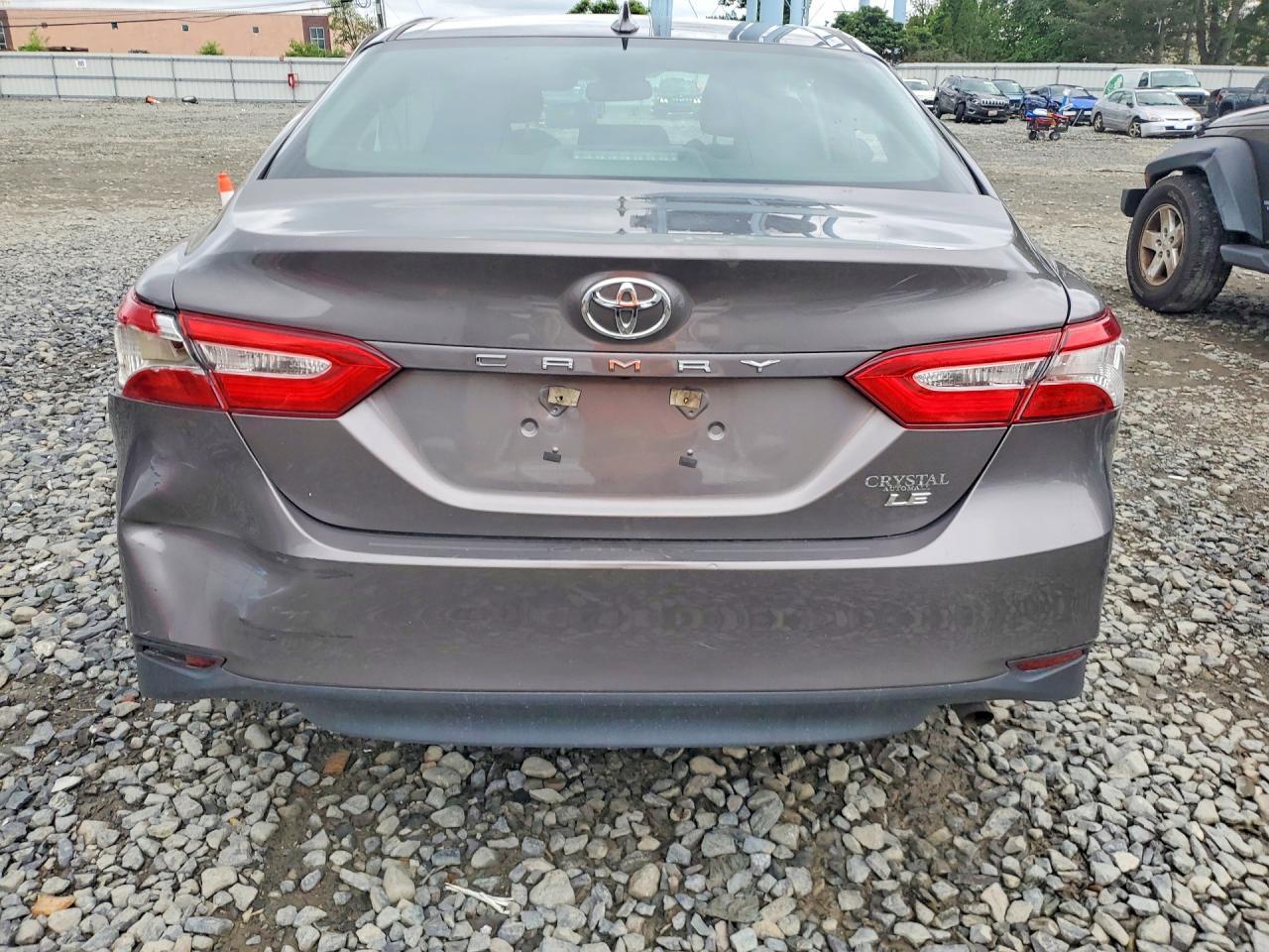 2020 Toyota Camry Le - Фото 6