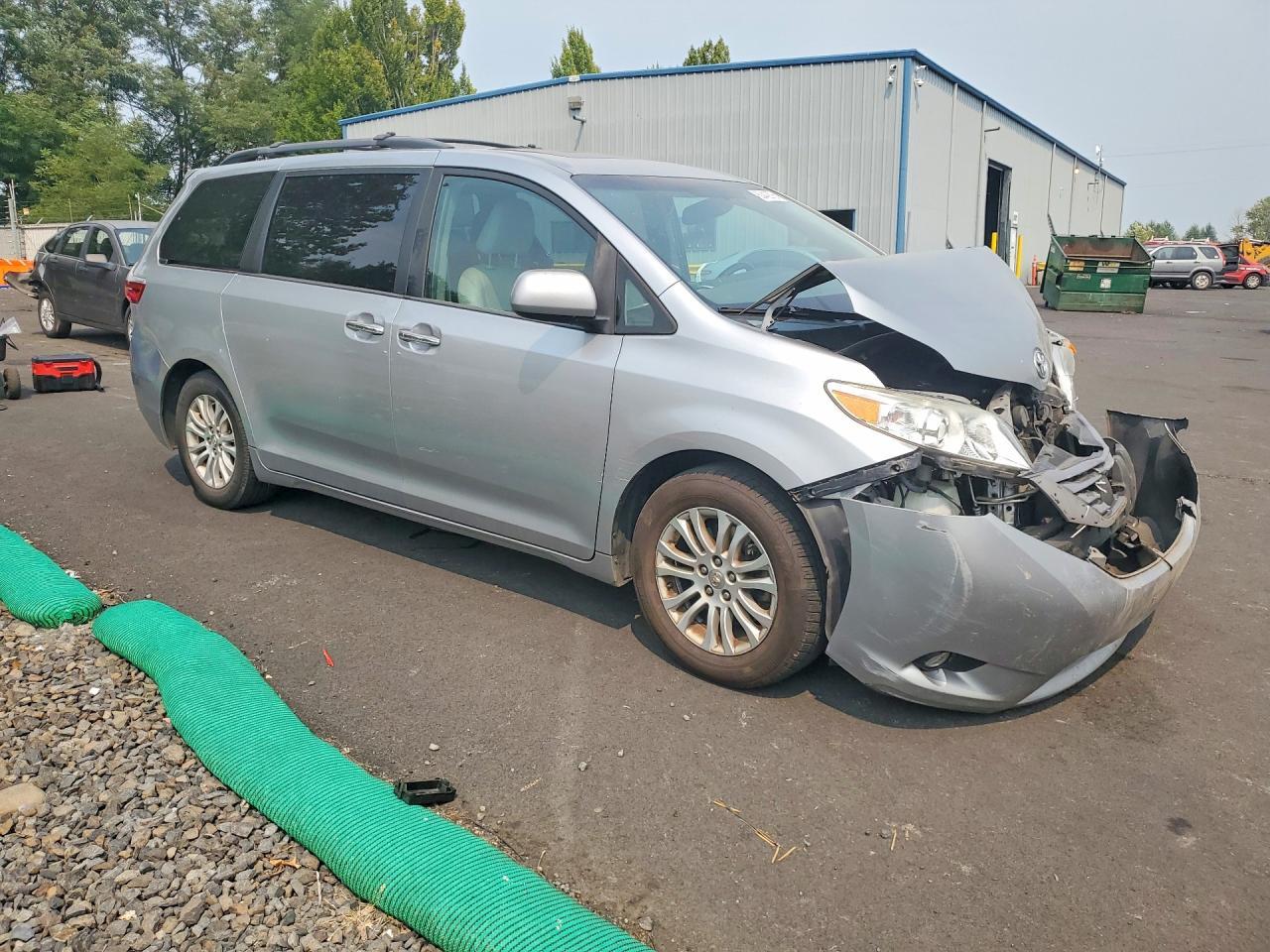 2015 Toyota Sienna Xle 8-Passenger - Фото 4