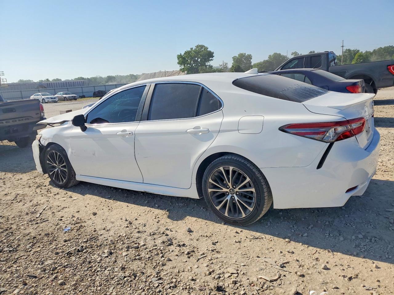 2019 Toyota Camry Se - Фото 2