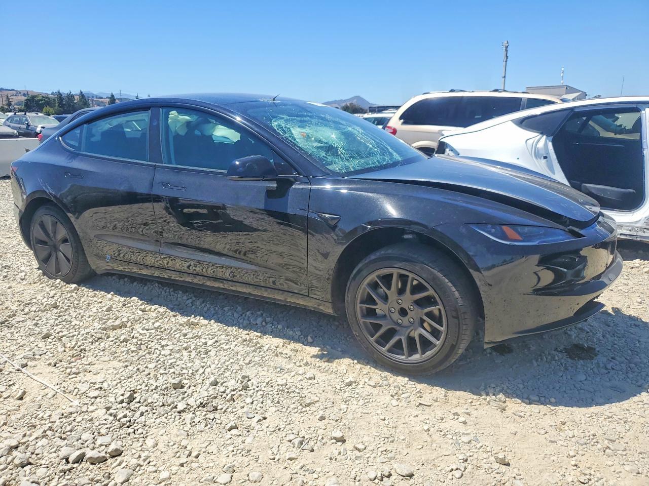 2025 Tesla Model 3 - Фото 4