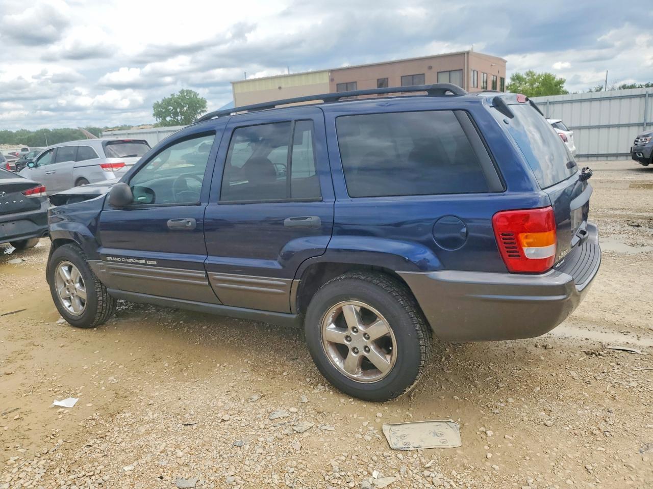 2004 Jeep Grand Cherokee Laredo - Image 2