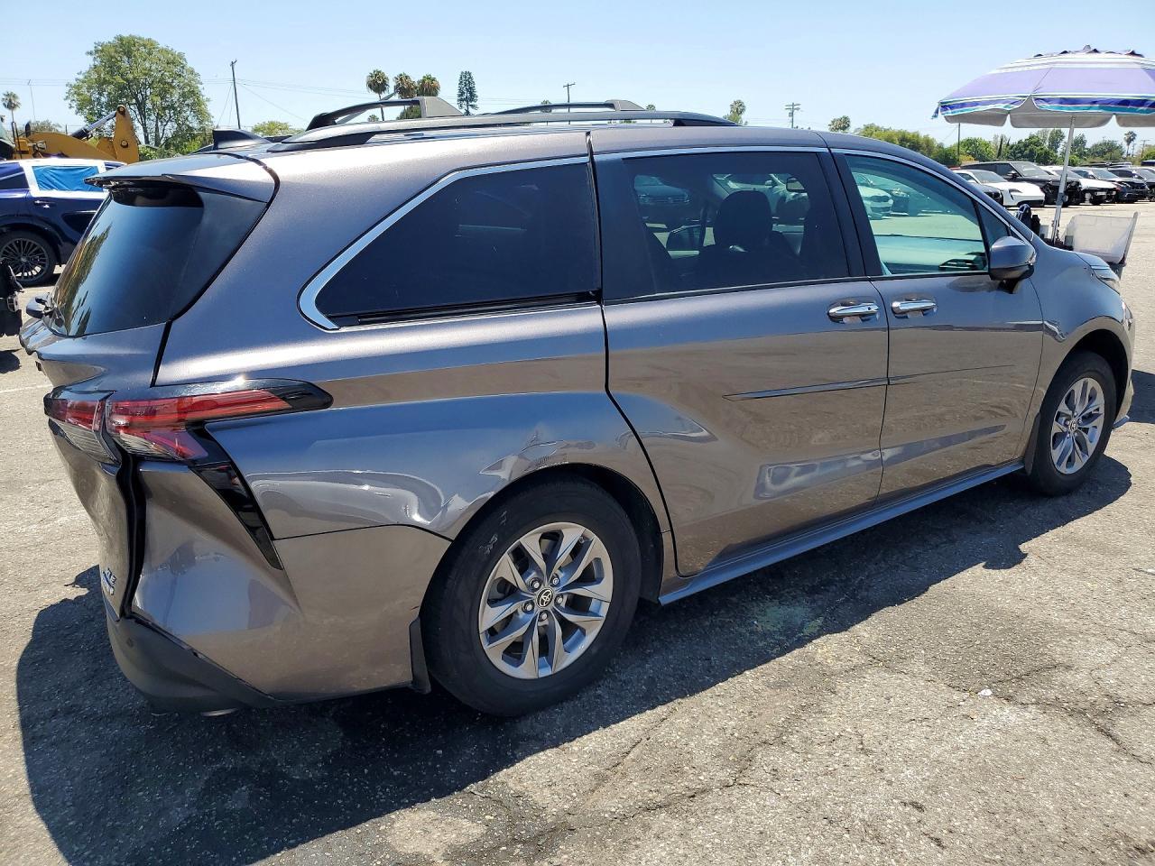 2022 Toyota Sienna Xle - Фото 3
