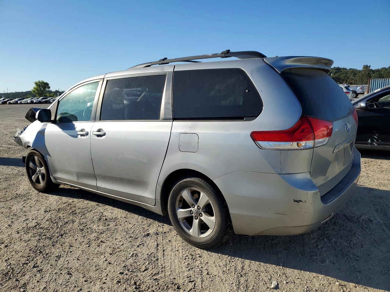 2012 Toyota Sienna - Фото 2