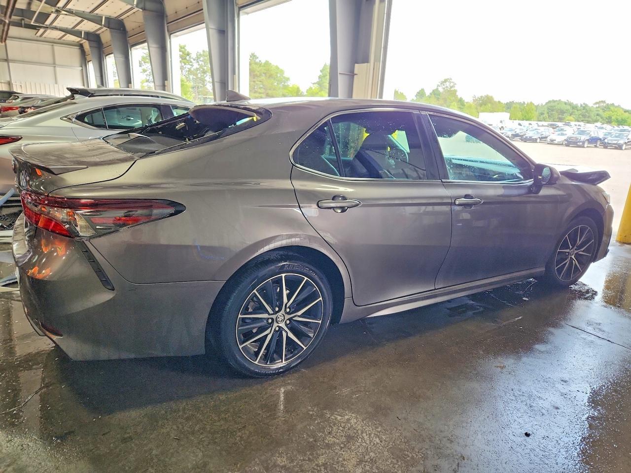2021 Toyota Camry Se - Фото 3