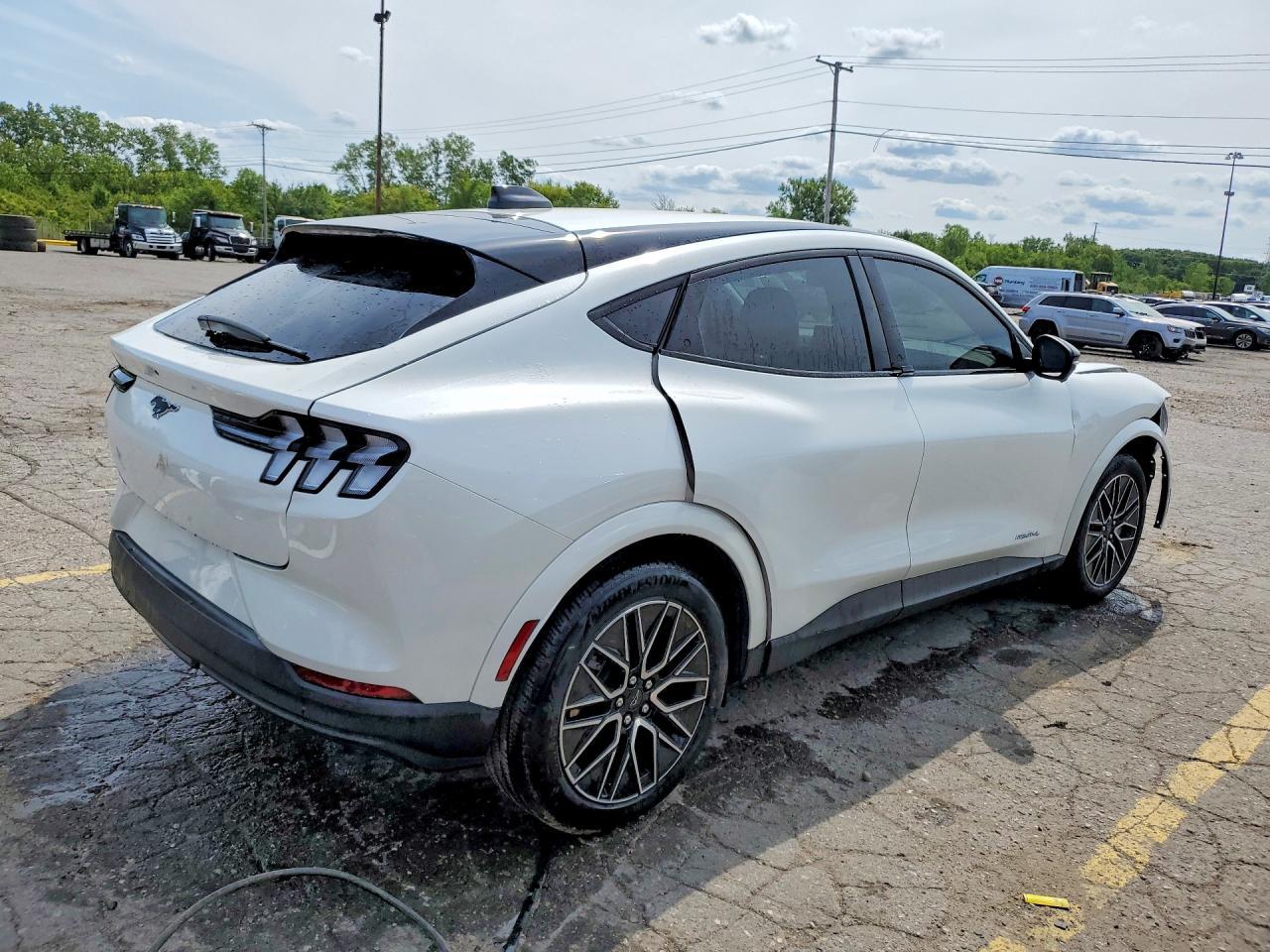2025 Ford Mustang Mach-E Premium - Фото 3