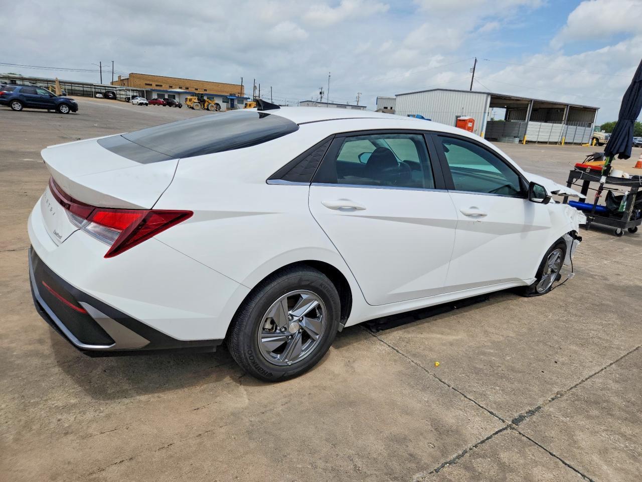 2024 Hyundai Elantra Se - Фото 3