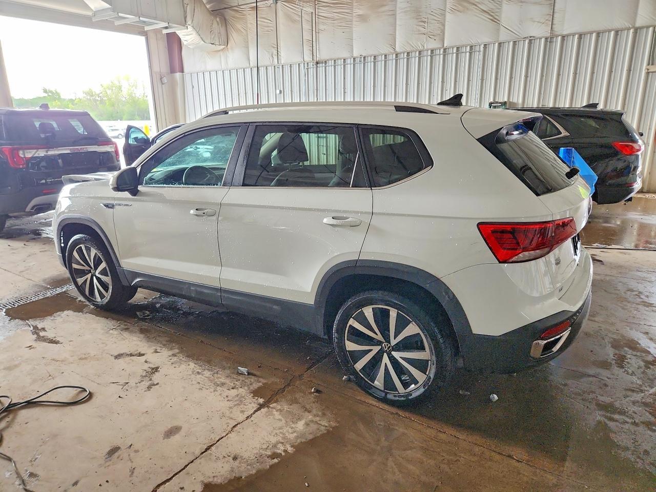 2022 Volkswagen Taos Se - Фото 2