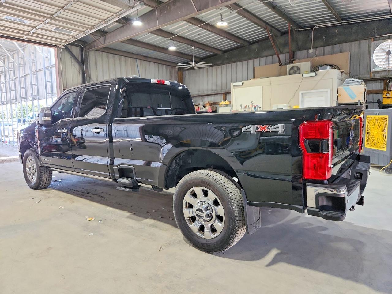 2023 Ford F350 Super Duty - Фото 2