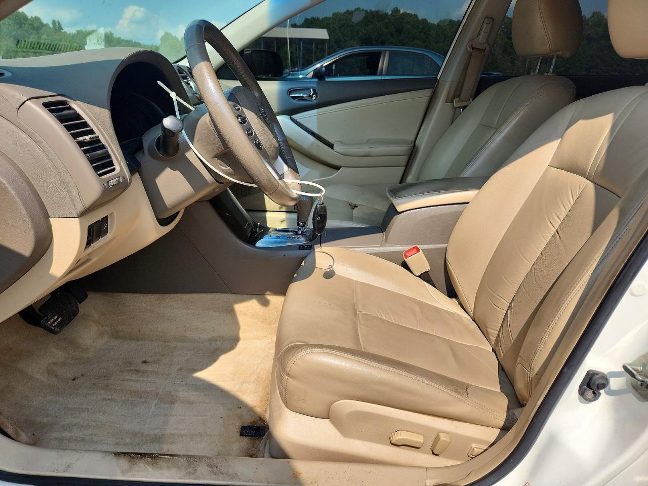 2010 Niss Altima - Image 7