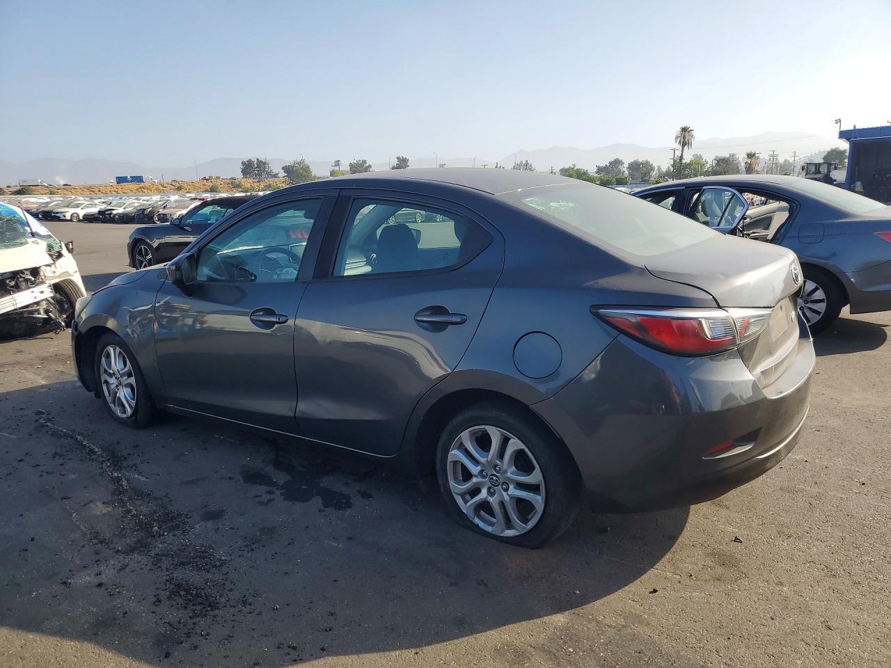 2017 Toyota Yaris Ia Base - Фото 2