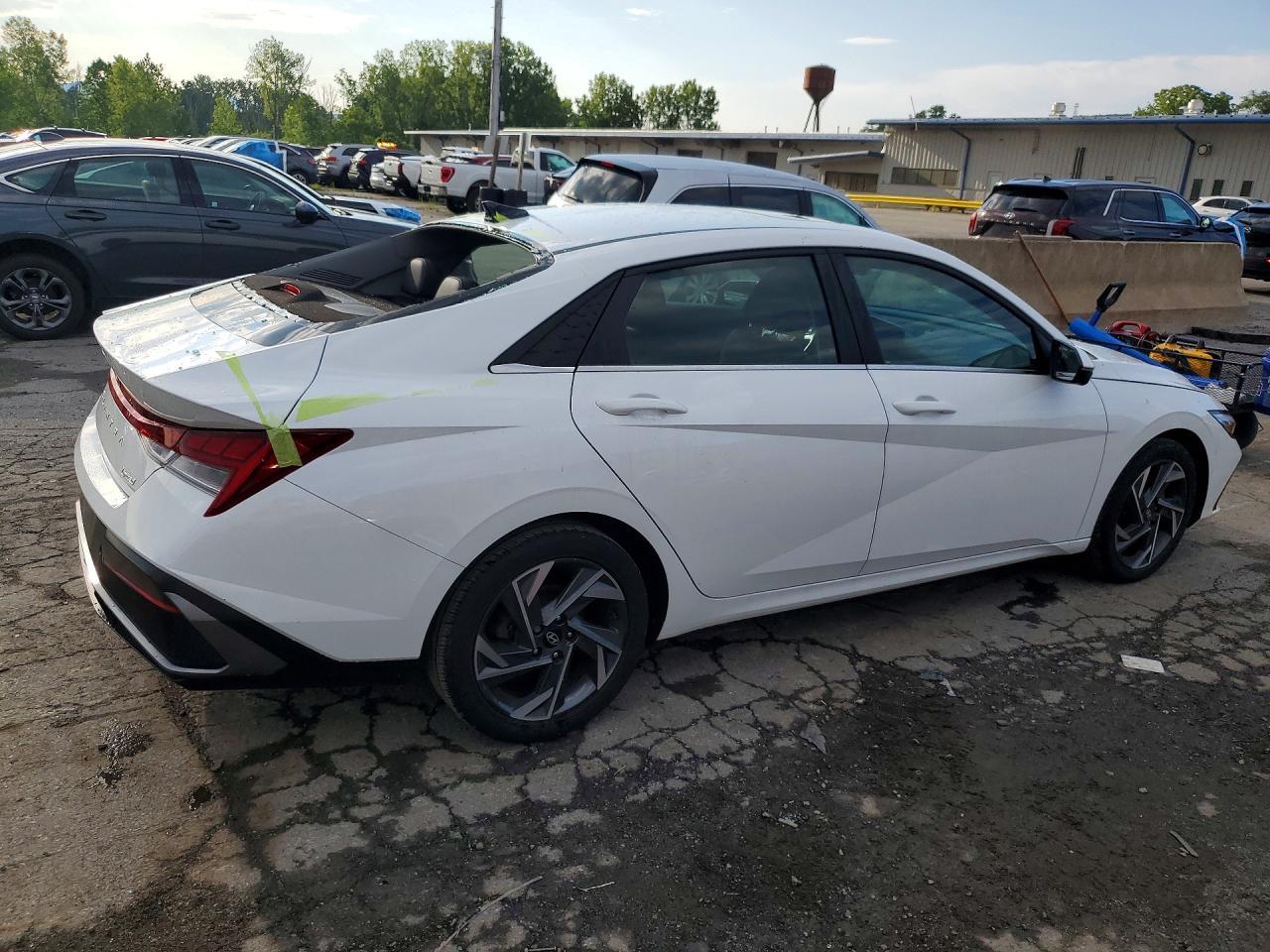 2024 Hyundai Elantra Limited - Image 3
