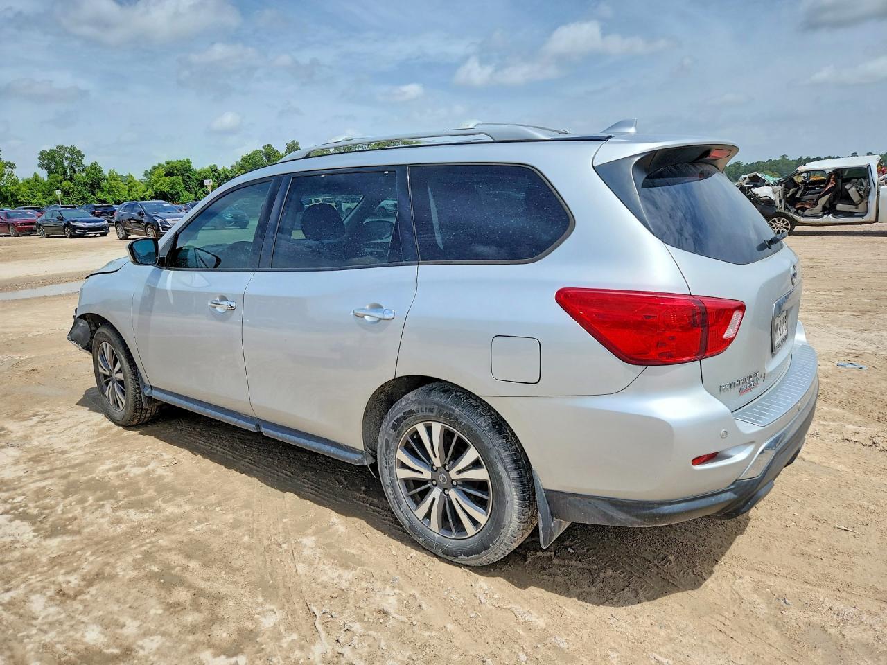 2020 Nissan Pathfinder S - Фото 2
