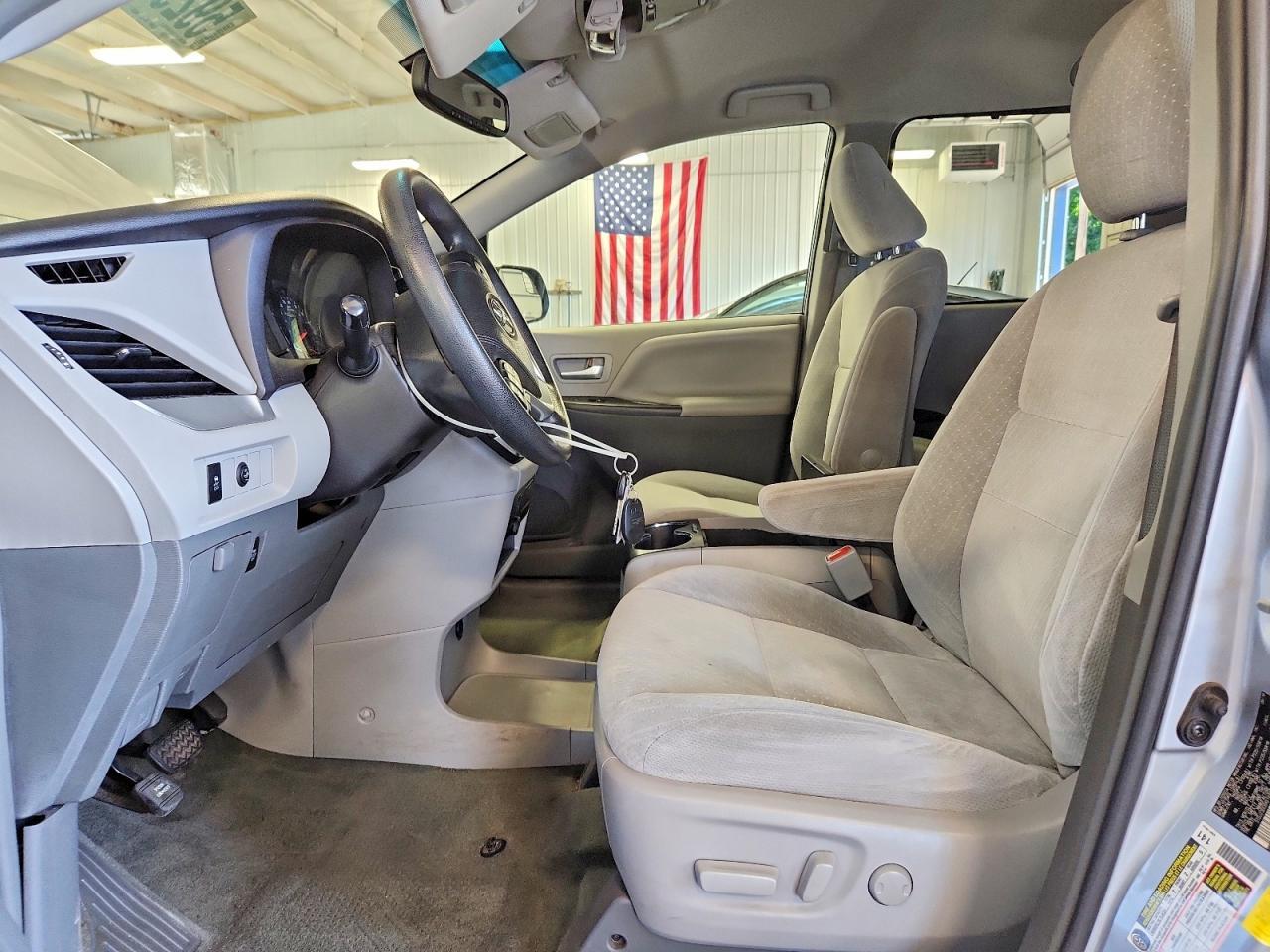 2017 Toyota Sienna Le - Image 7