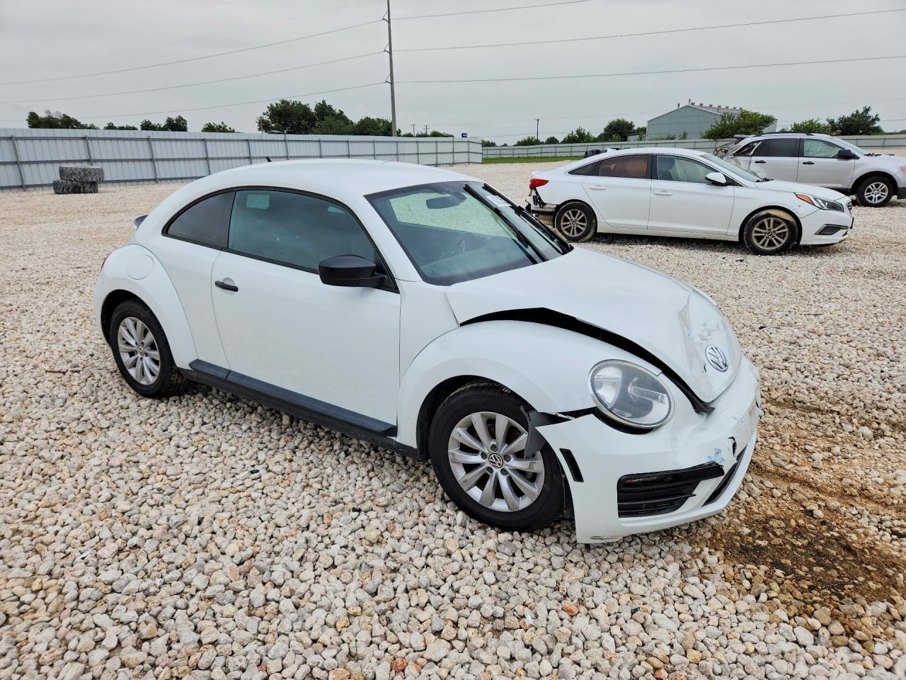 2017 Volkswagen Beetle 1.8T - Image 4