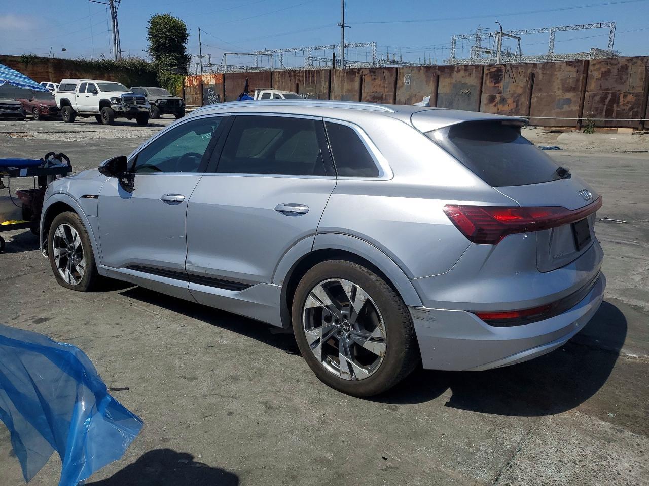 2022 Audi E-Tron Premium - Фото 2