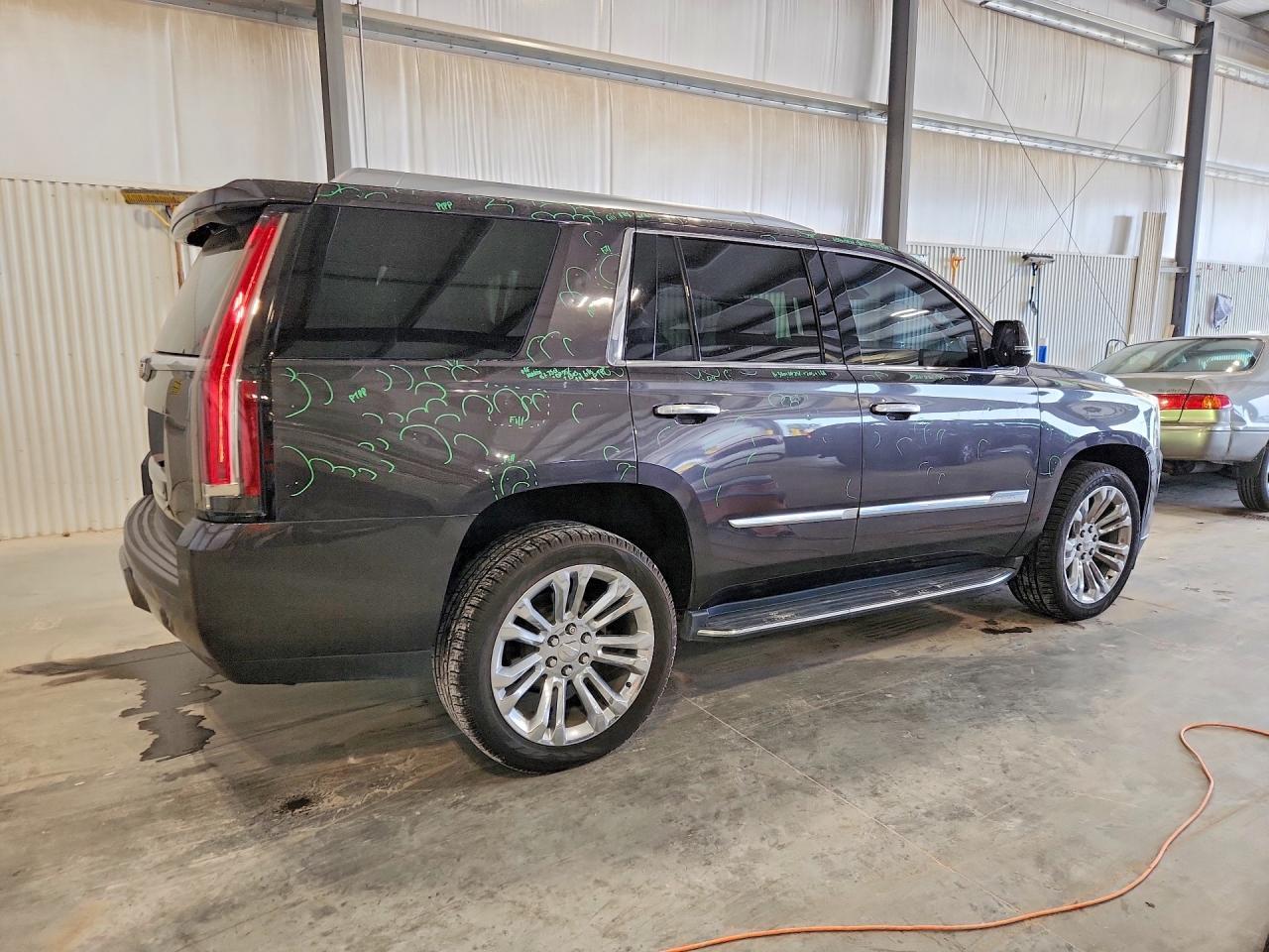 2016 Cadillac Escalade Luxury - Image 3