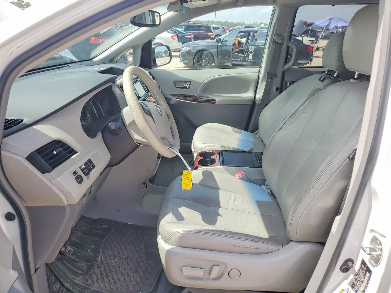 2014 Toyota Sienna Xle 8-Passenger - Image 7