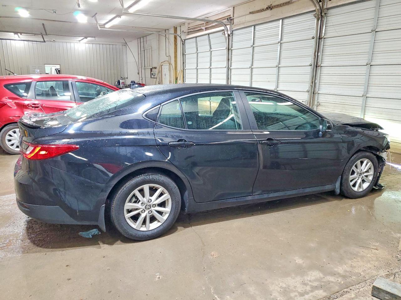 2025 Toyota Camry Le - Фото 3