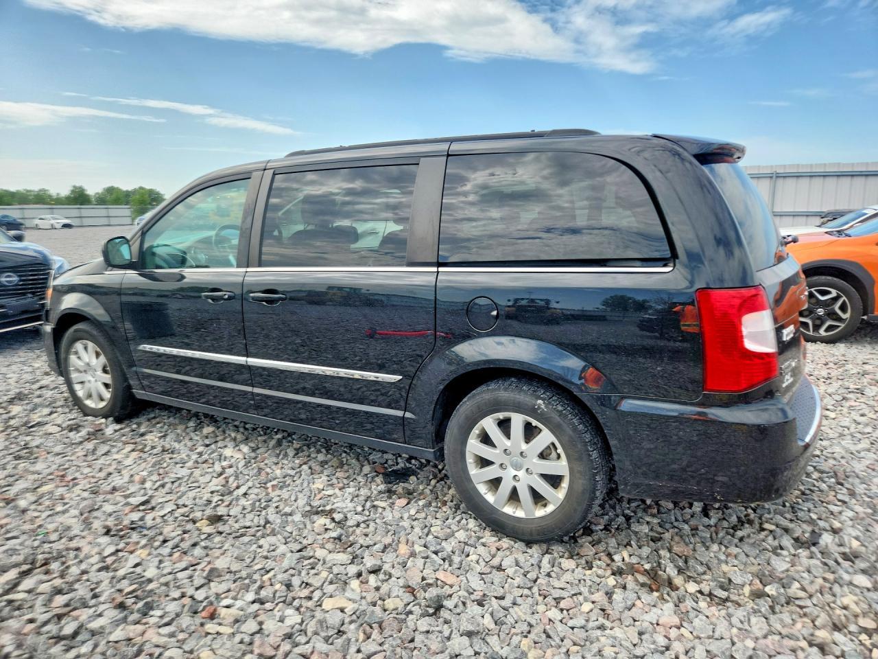 2016 Chrysler Town & Country Touring - Фото 2