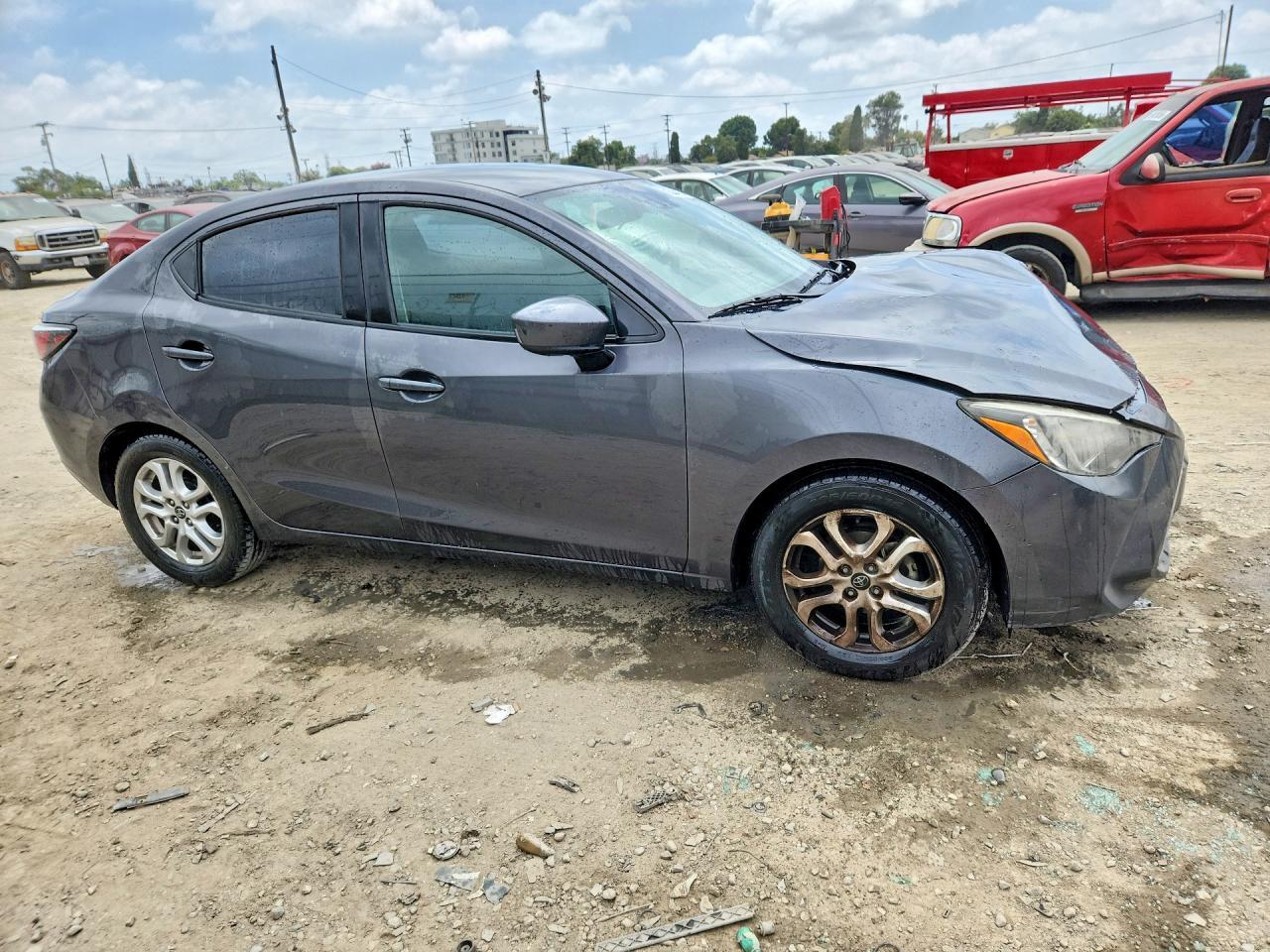 2017 Toyota Yaris Ia Base - Фото 4