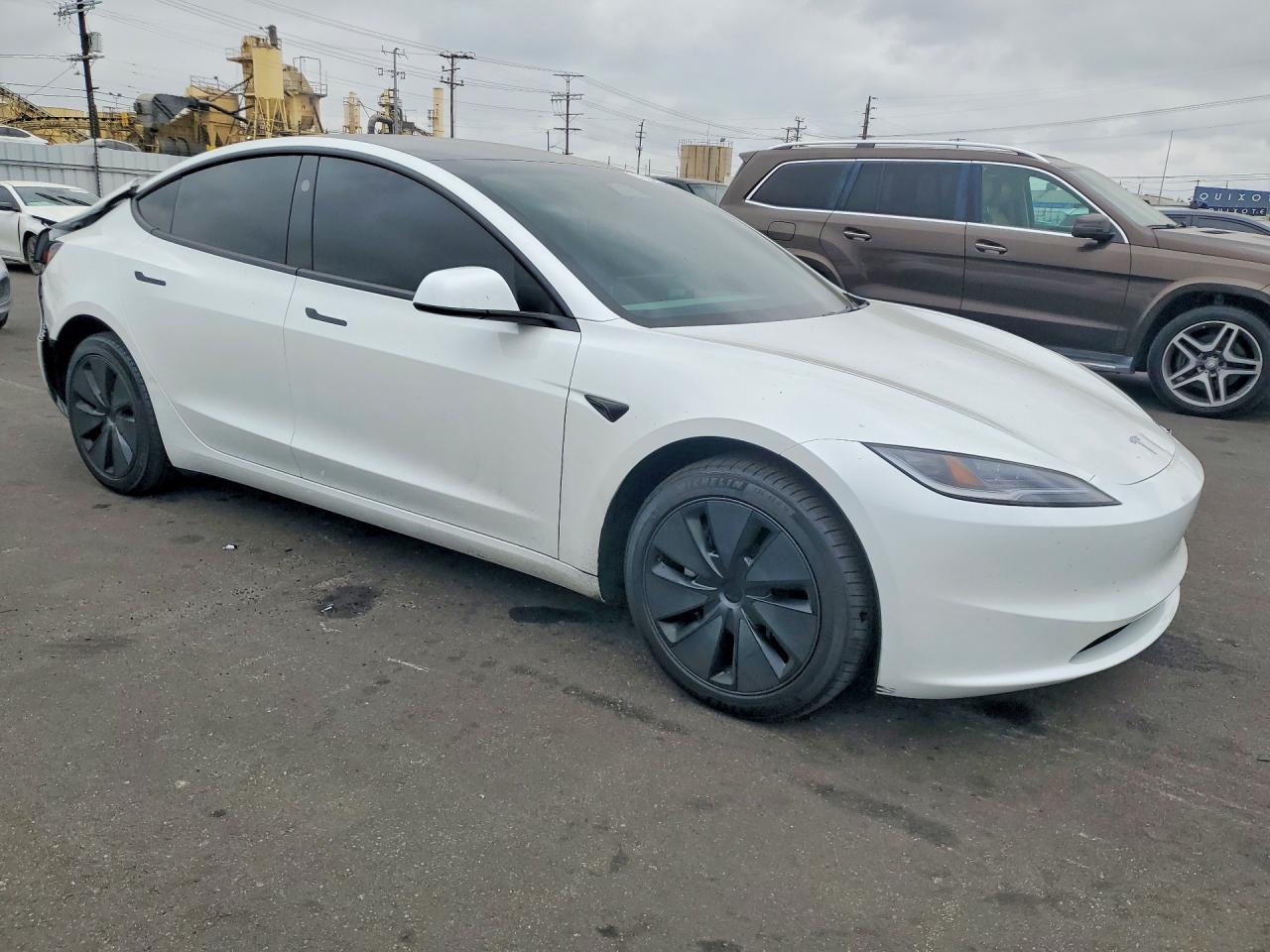 2025 Tesla Model 3 - Фото 4