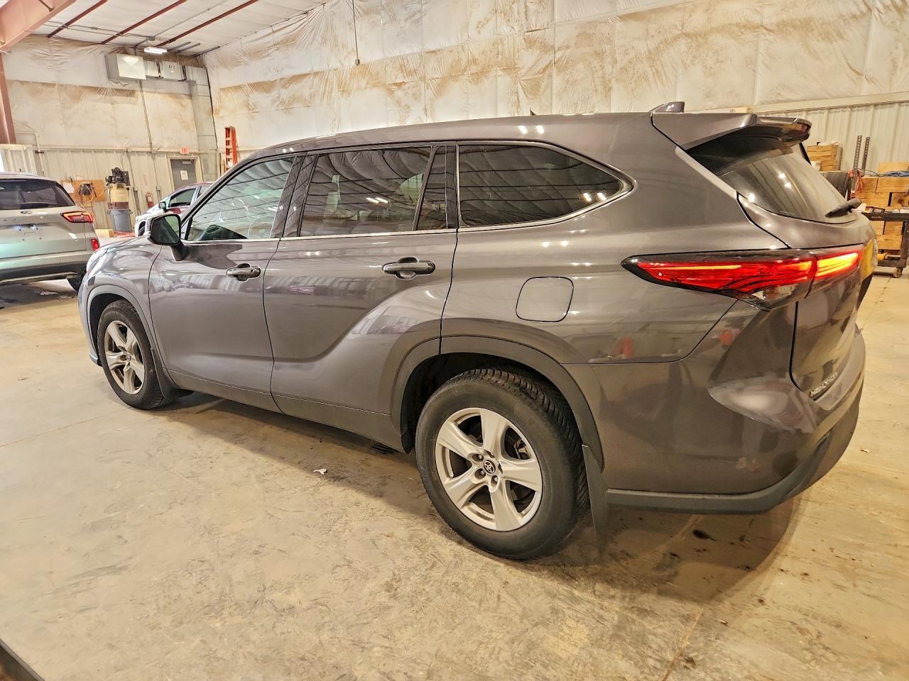 2021 Toyota Highlander Le - Фото 2
