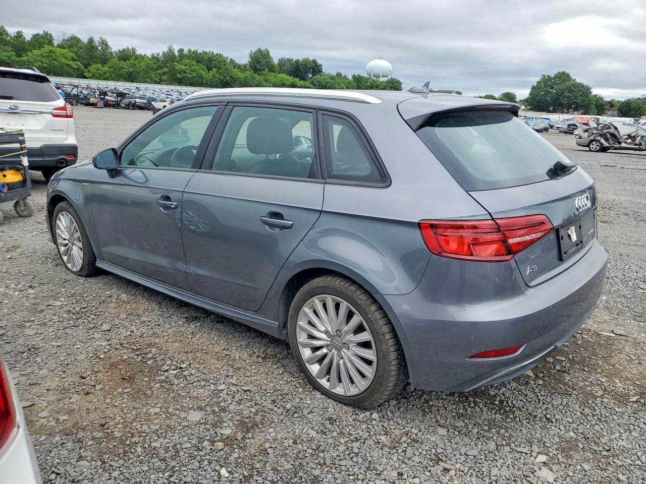 2017 Audi A3 E-Tron Premium - Фото 2