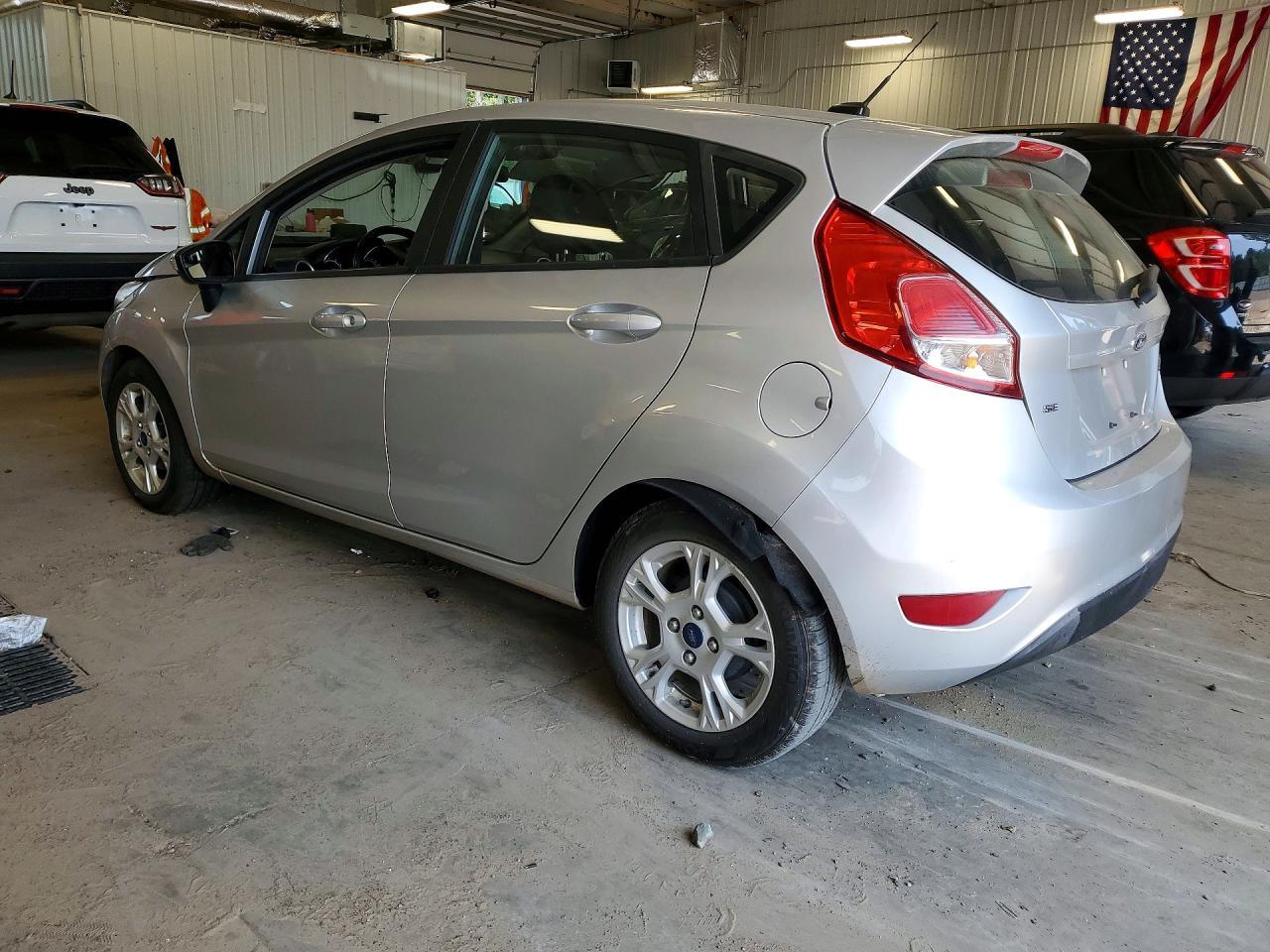 2015 Ford Fiesta Se - Фото 2